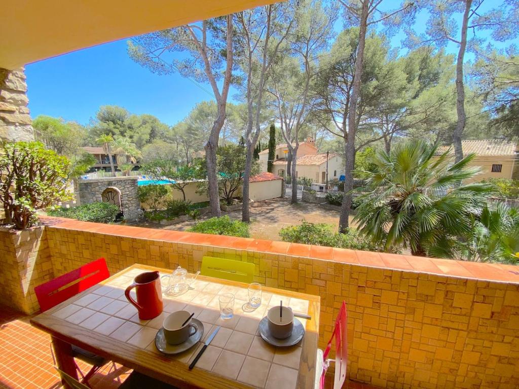 une table et des chaises sur un balcon avec vue dans l'établissement Superbe T2 à 2 min de la plage, à Sanary-sur-Mer