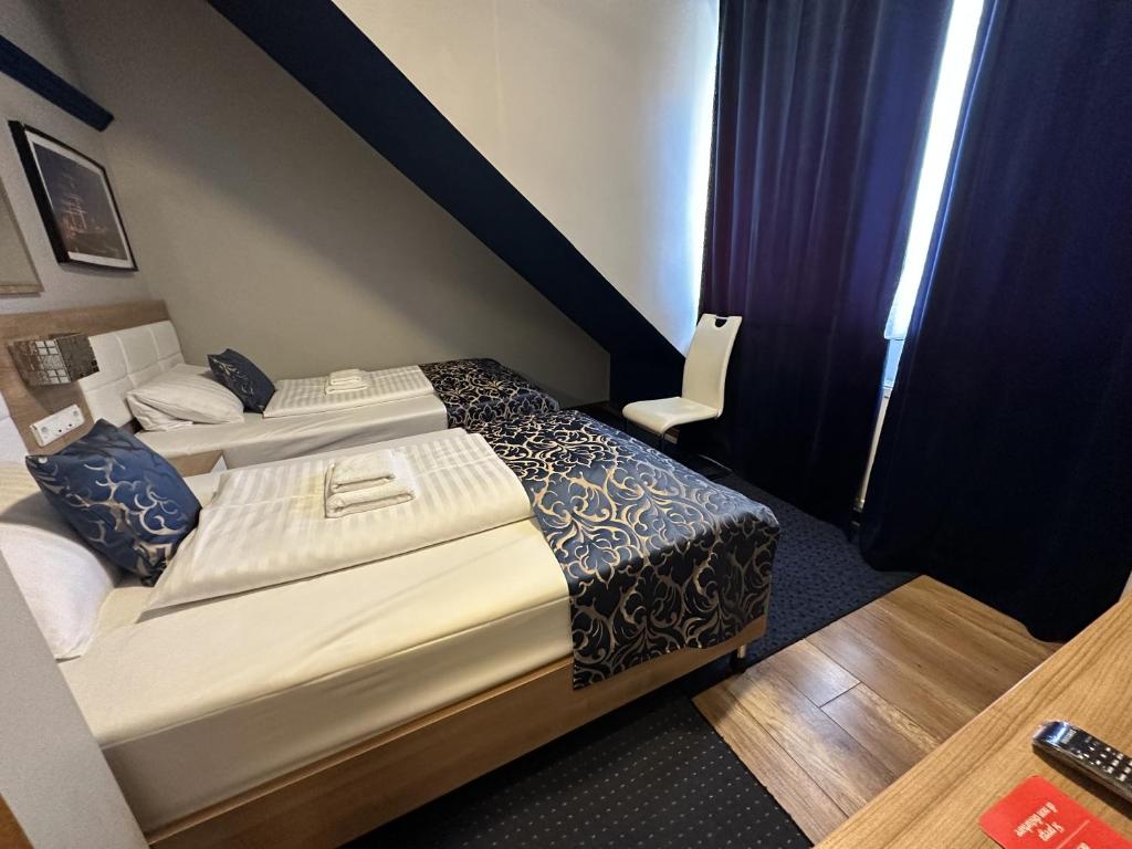 C&S Hotel - Deluxe Twin Room With Shared Bathroom