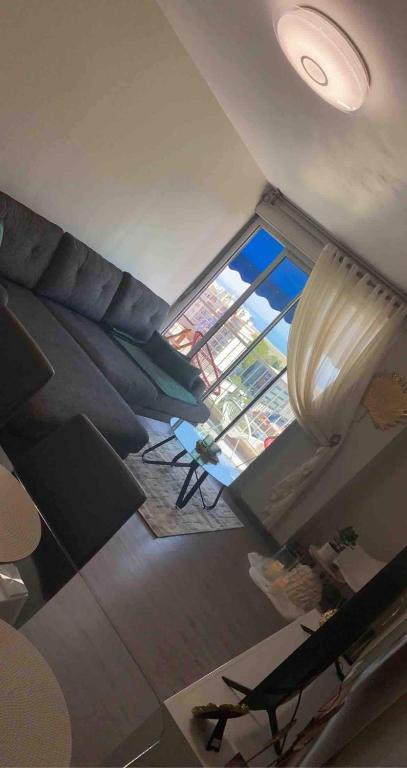 - un salon mansardé avec une grande fenêtre dans l'établissement Appartement 5p vue sur mer, à La Celle-sous-Gouzon