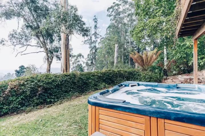 een grote jacuzzi in de tuin bij Villa with Spa and Breathtaking Views of Dandenong Ranges in Kalorama
