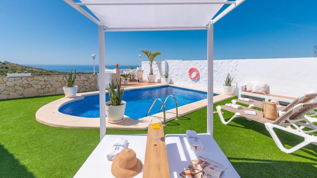 Bazén v ubytování Casa Los Pinos Torrox by Ruralidays nebo v jeho okolí