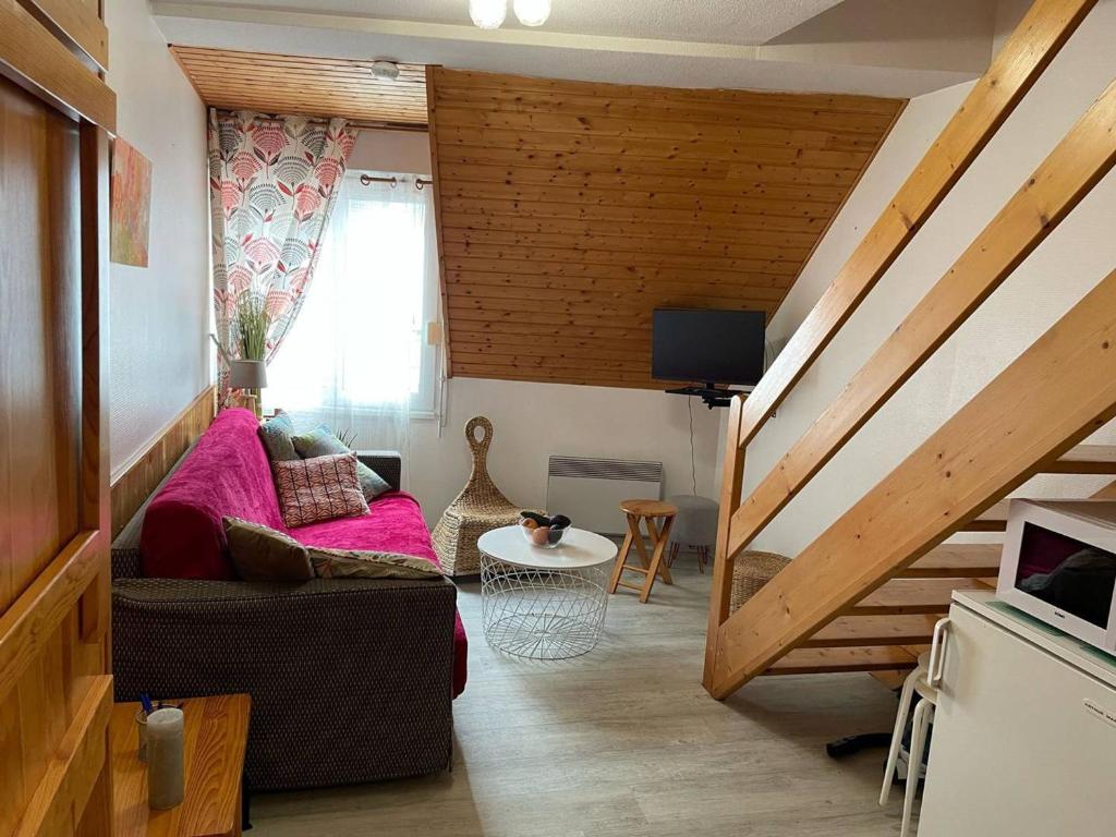 un salon avec un canapé et une table dans l'établissement Duplex 39m², central à Cauterets, proche toutes commodités - FR-1-812-132, à Cauterets