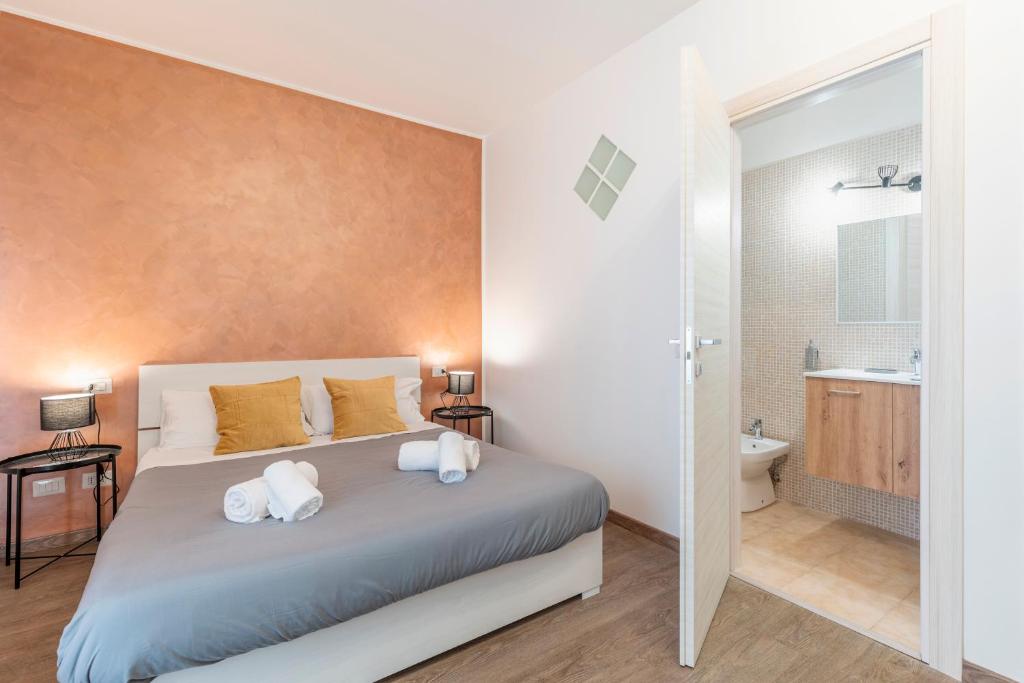 a bedroom with a bed with two pillows and a bathroom at Bnb Drive In in Rome
