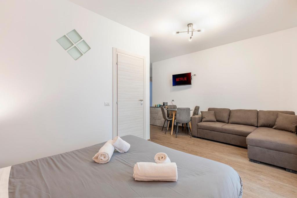 a bedroom with a bed with two towels on it at Bnb Drive In in Rome
