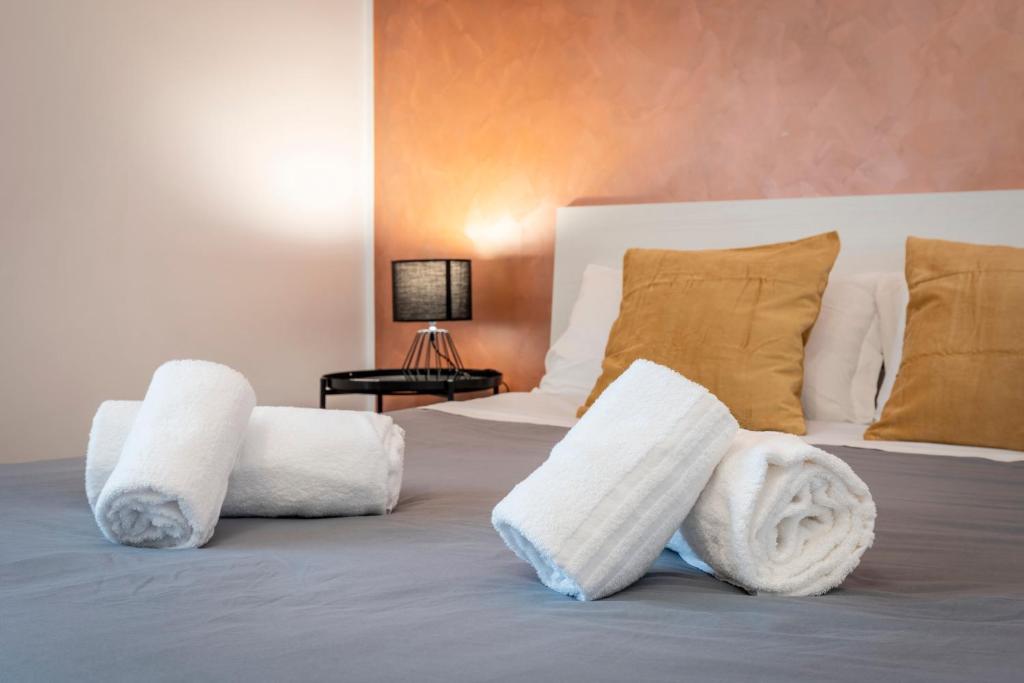 a bedroom with a bed with towels on it at Bnb Drive In in Rome