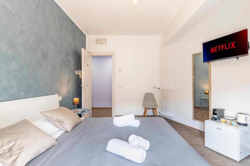 a bedroom with a bed with towels on it at Bnb Drive In in Rome
