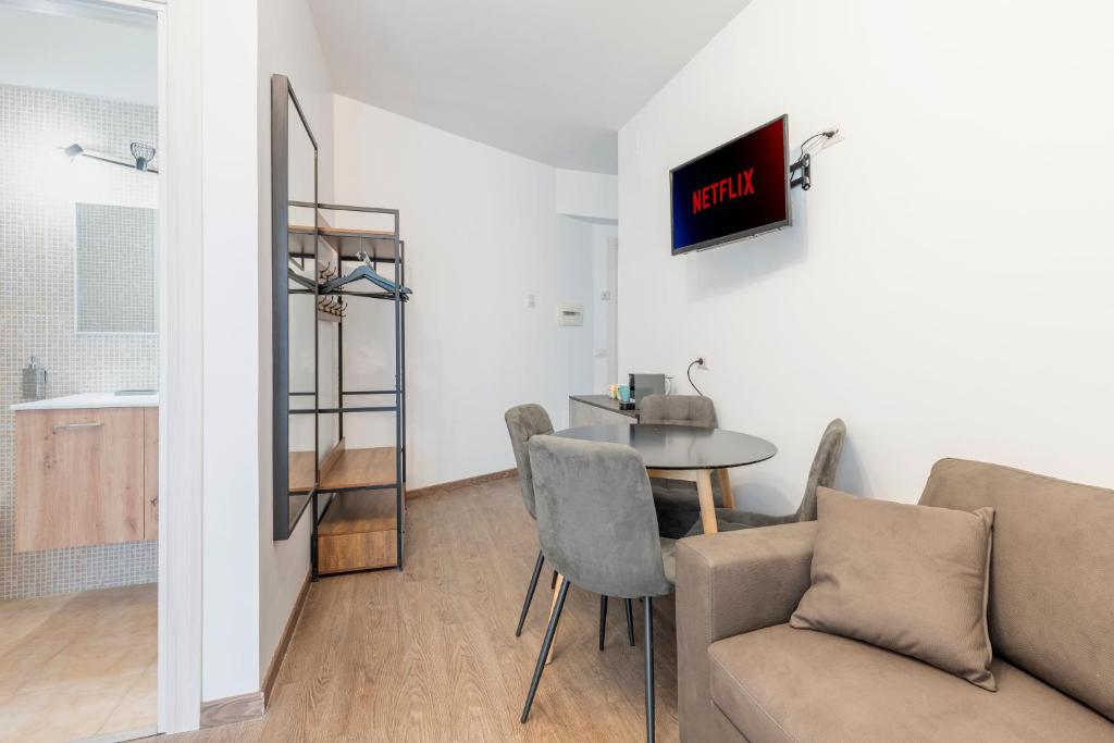 a living room with a table and a couch at Bnb Drive In in Rome