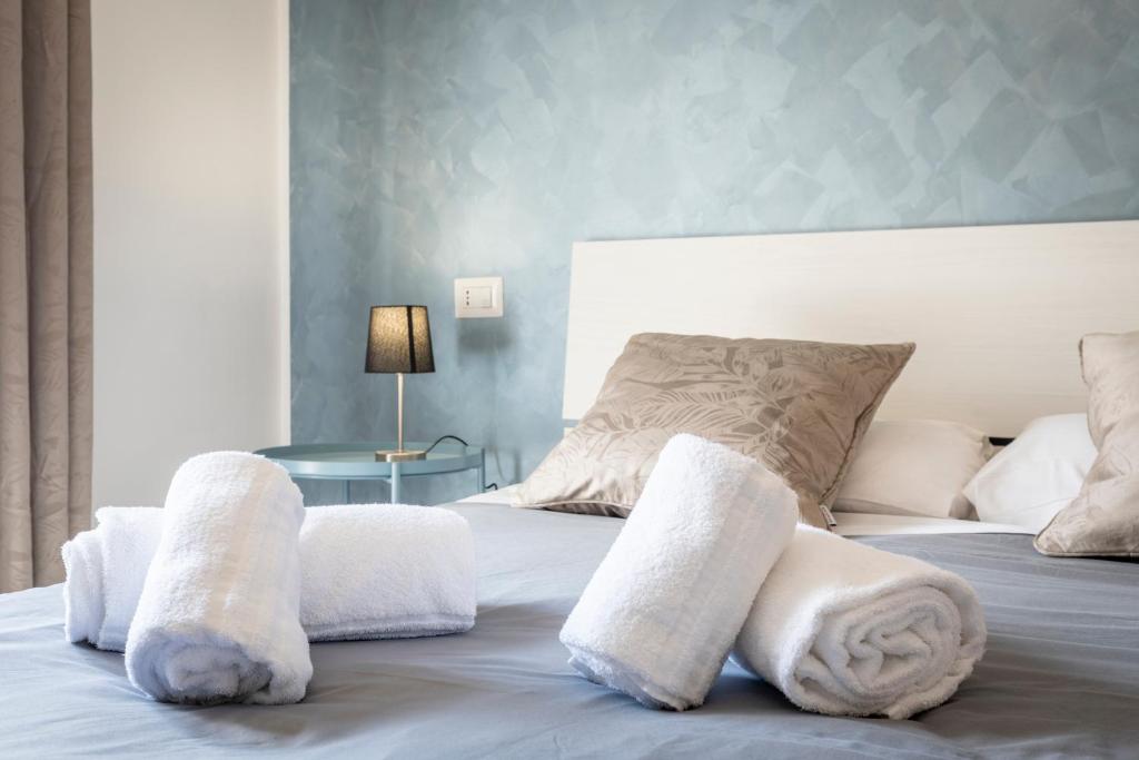 a bedroom with a bed with towels on it at Bnb Drive In in Rome