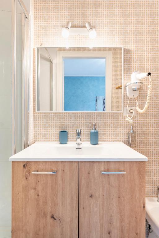 a bathroom with a sink and a mirror at Bnb Drive In in Rome