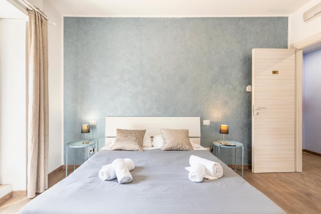 a bedroom with a large bed with two towels on it at Bnb Drive In in Rome