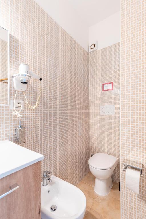 a bathroom with a toilet and a sink at Bnb Drive In in Rome