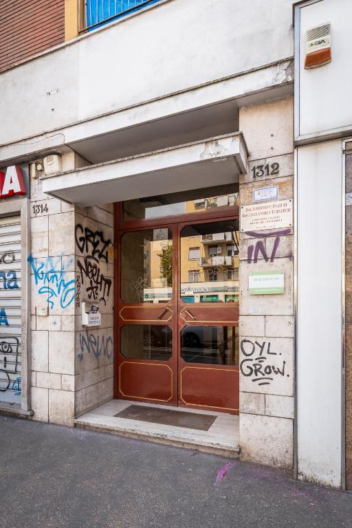 a door of a building with graffiti on it at Bnb Drive In in Rome