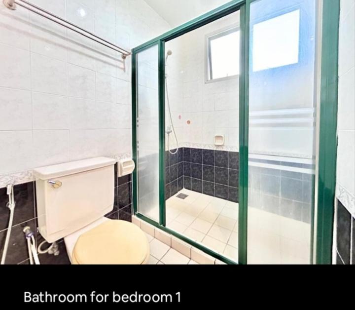 Ένα μπάνιο στο Kuching Riverine resort