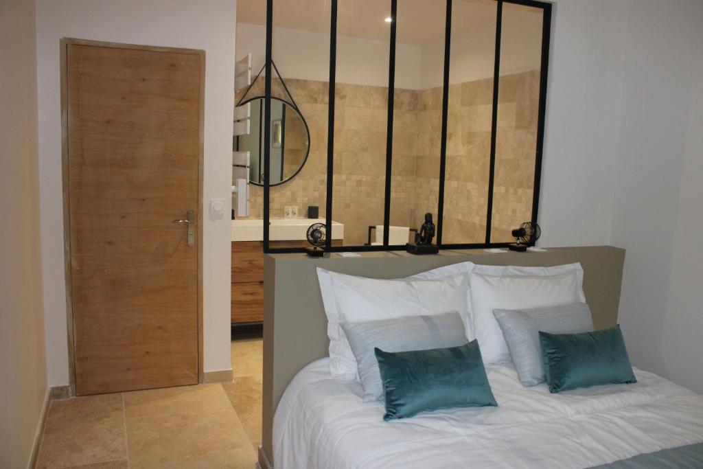 Le Mas des Fontaines -Piscine proche Avignon et Saint Rémy de Provence - Deluxe Tweepersoonskamer Met Bad