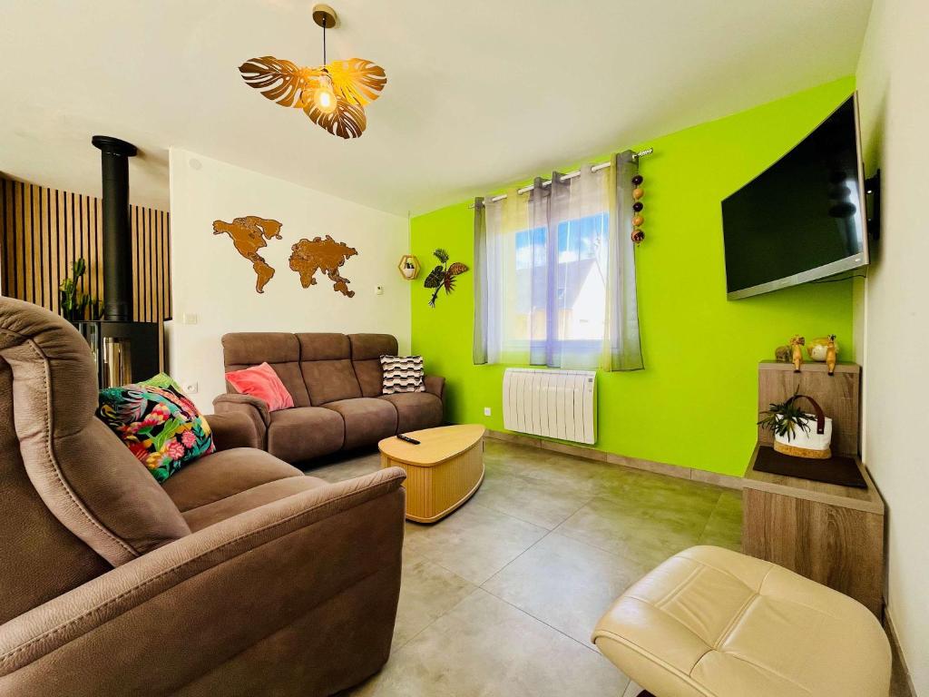 un salon avec un canapé et une télévision dans l'établissement Le Gite des Marais Charming Holiday Home with Garden in Carentan-les-Marais, à Saint-Hilaire-Petitville