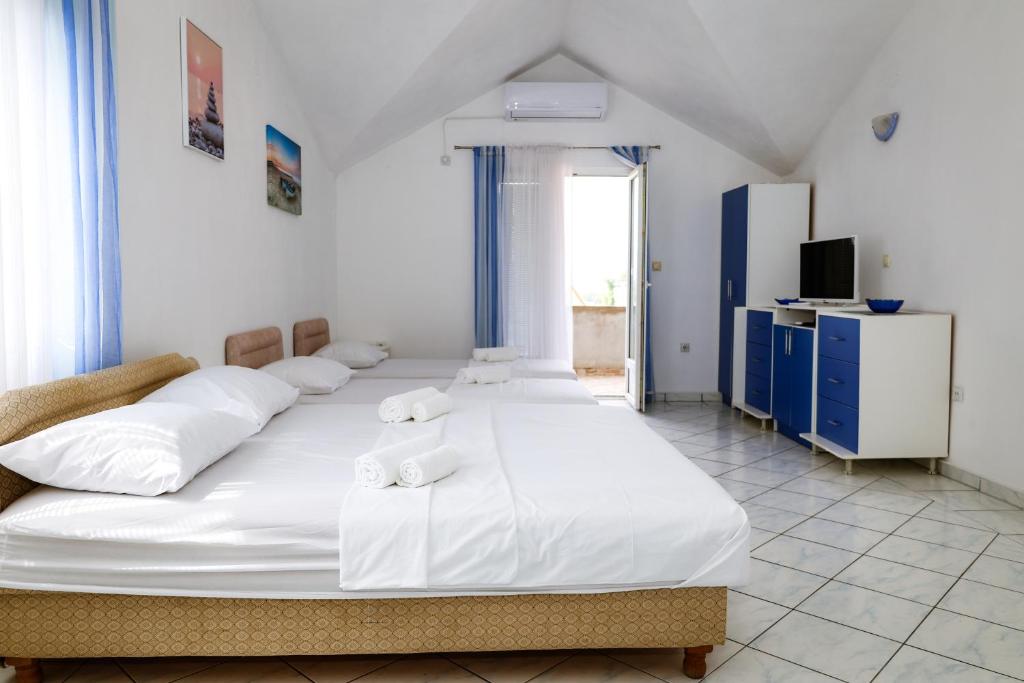 Postel nebo postele na pokoji v ubytování Apartments Djukic