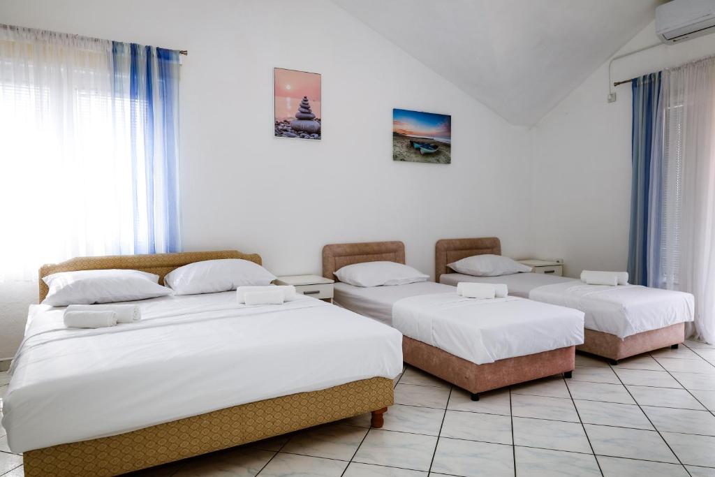 Postel nebo postele na pokoji v ubytování Apartments Djukic