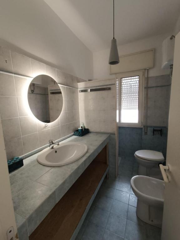 Kúpeľňa v ubytovaní La casa di Clelia Torre colimena porto cesareo salento esclusiva 2 piani con 6 camere doppie 3 bagni posti auto terrazza giardino 5 minuti dal mare