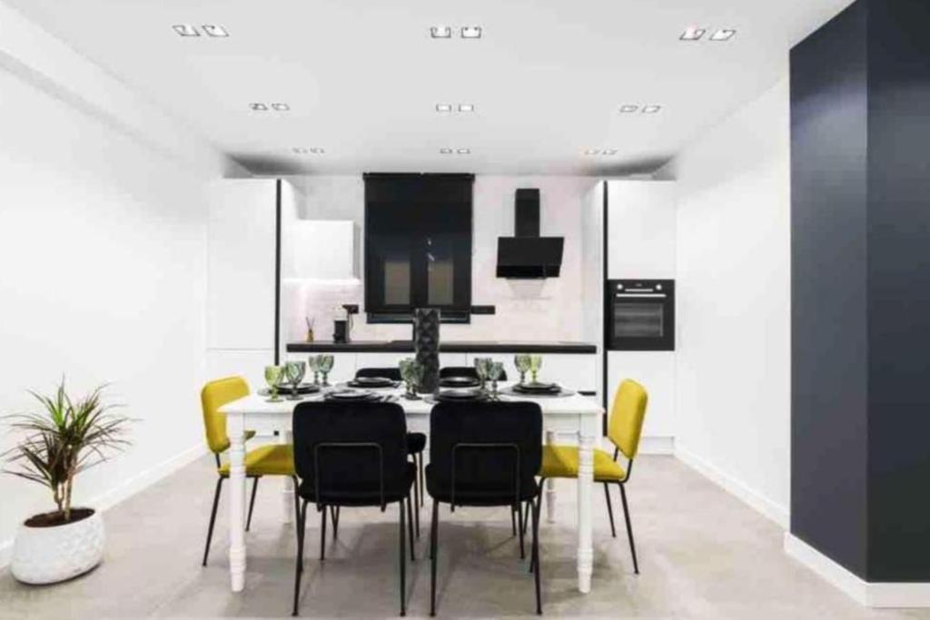 Televízia a/alebo spoločenská miestnosť v ubytovaní Luxury 3br Home at Hip Pangrati