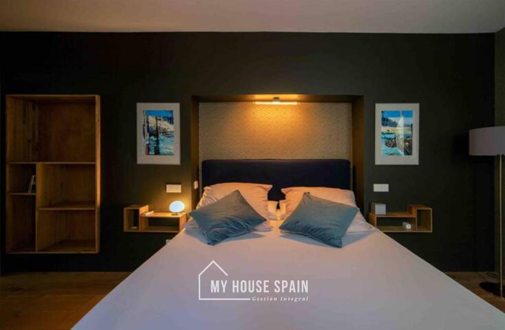 Postel nebo postele na pokoji v ubytování MyHouseSpain - Modern penthouse close to Gran Via - Big Terrace