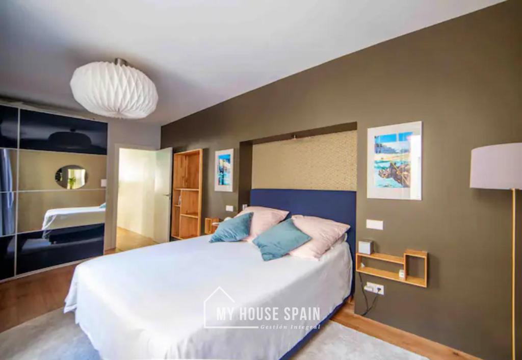 Postel nebo postele na pokoji v ubytování MyHouseSpain - Modern penthouse close to Gran Via - Big Terrace