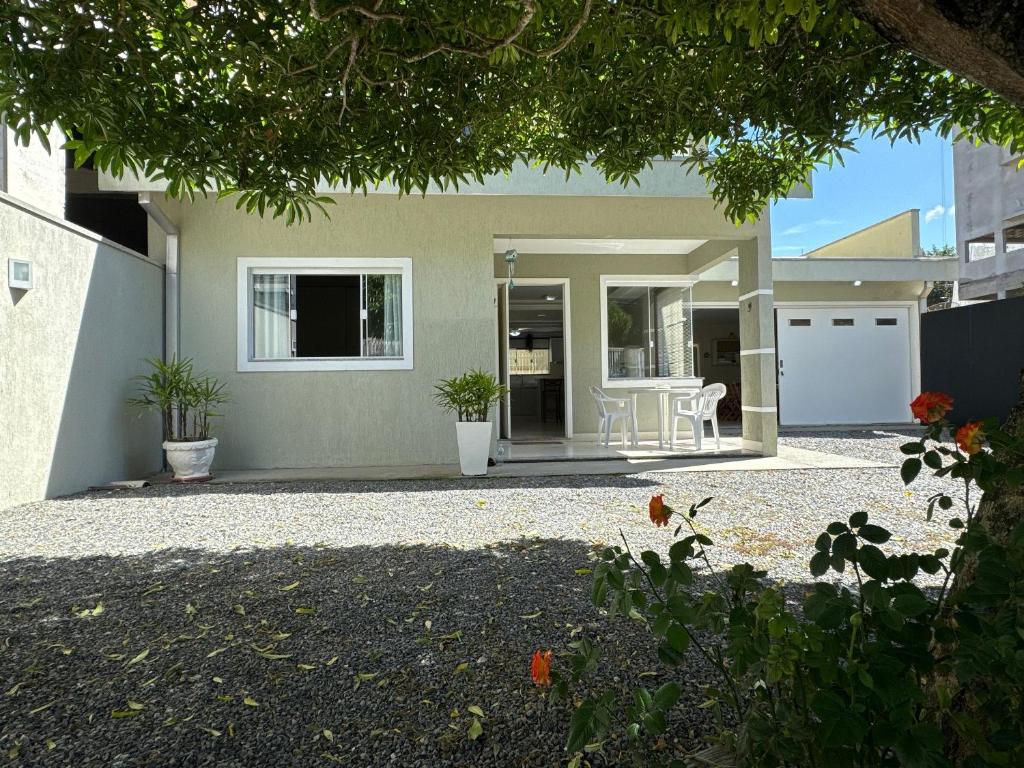 a home with a patio and a house at Casa 404 - Aconchegante a 350m do mar em Bombas - Ideal para famílias! in Bombinhas