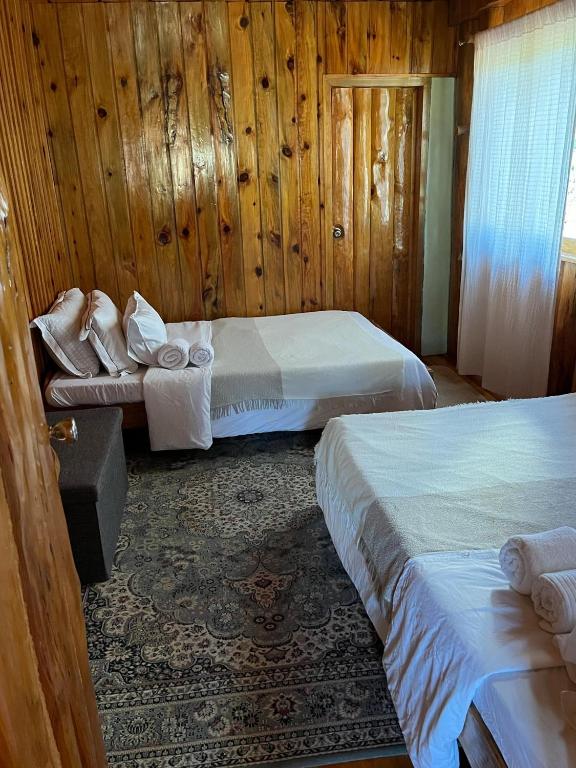 Postel nebo postele na pokoji v ubytování Agape Log Cabin