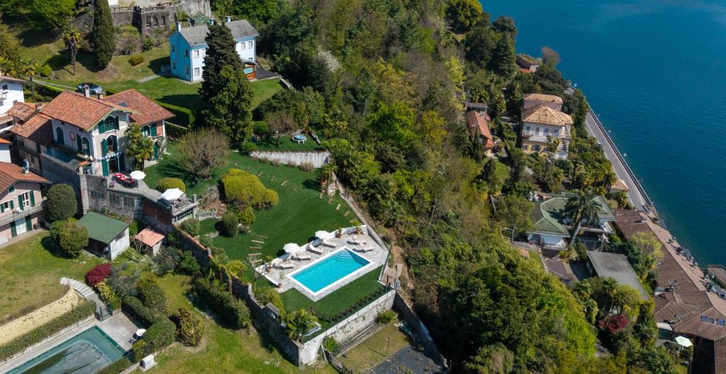 Una vista aérea de una mansión con piscina. en Charming villa Il Motto with pool, en Cissano