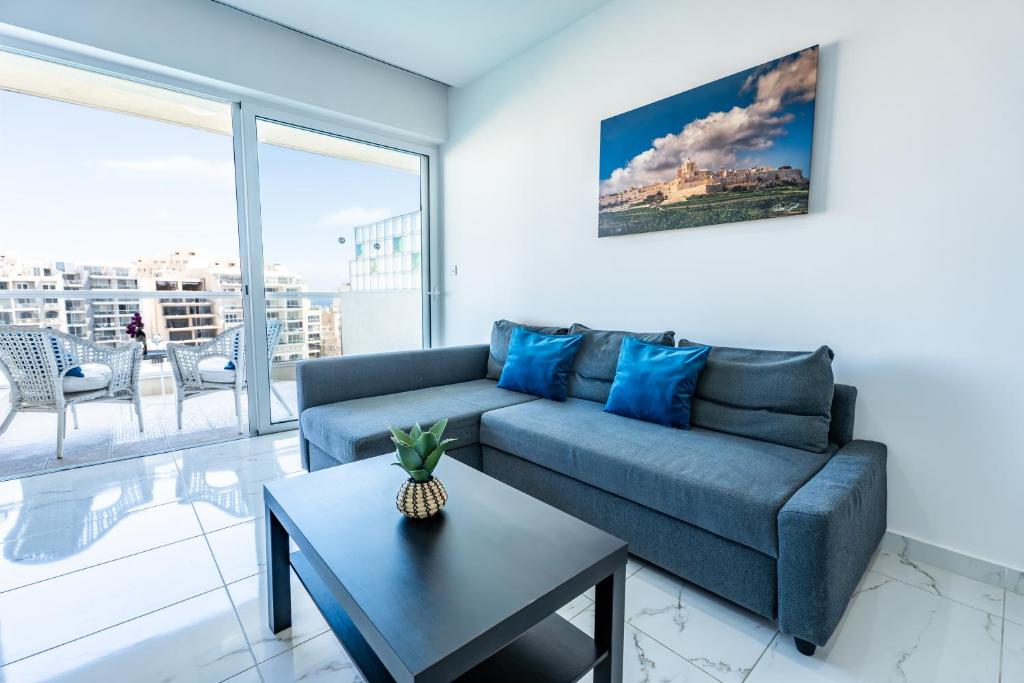 Posezení v ubytování Impressive View 2BR Flat in St Julian's Bay by ArcoBnb
