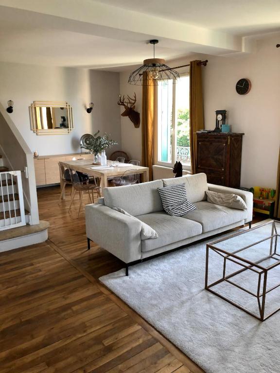un salon avec un canapé et une table dans l'établissement Magnifique maison familiale proche de Paris et Orly aéroport, à Massy