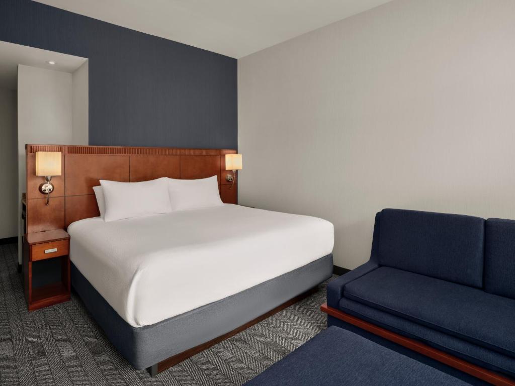 Postel nebo postele na pokoji v ubytování Courtyard by Marriott Halifax Downtown