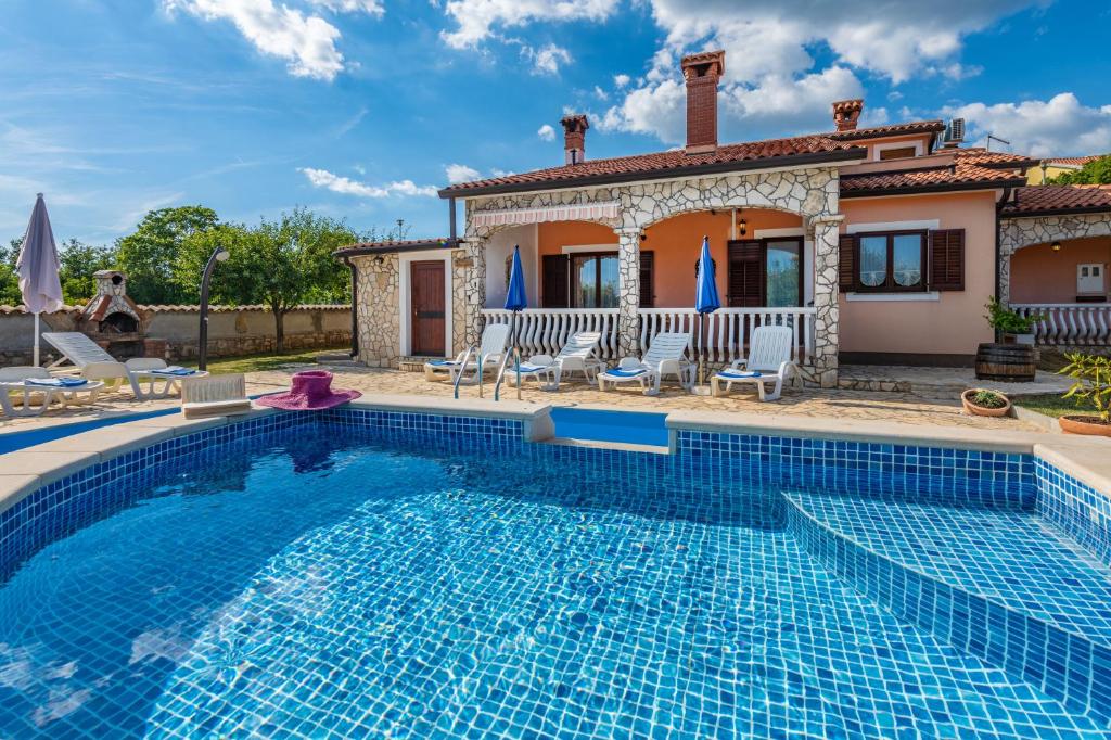 Πισίνα στο ή κοντά στο Villa Mirela, a romantic and charming pool villa