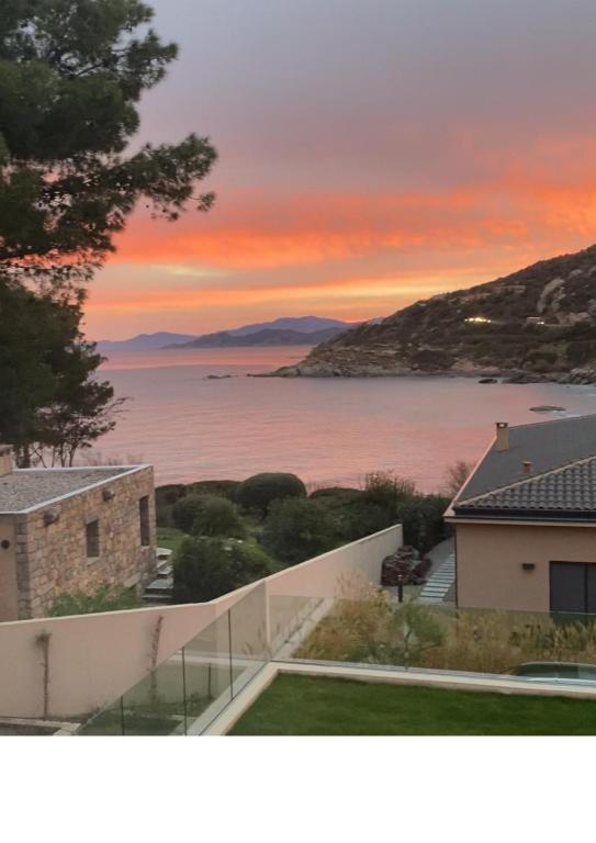 une vue sur l'océan depuis une maison dans l'établissement Sublime villa vue mer pieds dans l'eau, à Monticello