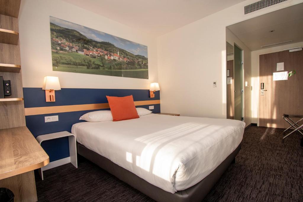 Postel nebo postele na pokoji v ubytování K Hotel