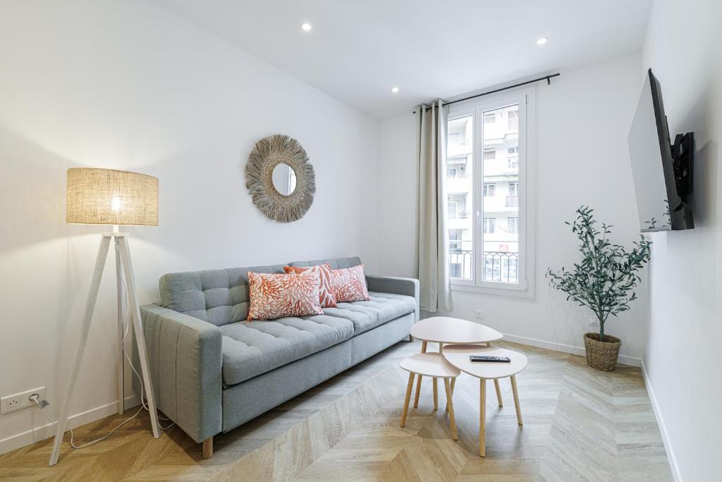 un salon avec un canapé et une table dans l'établissement Large & Confort 2 Bdr Renovated, à Nice