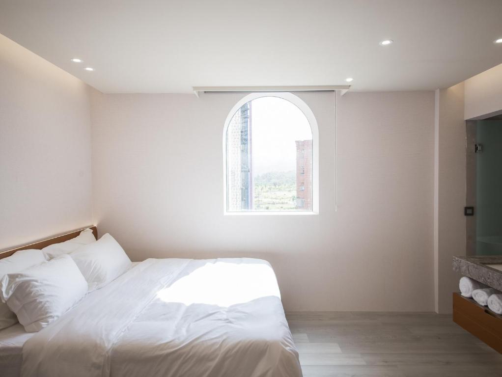 Postel nebo postele na pokoji v ubytování LIVIN Hotel