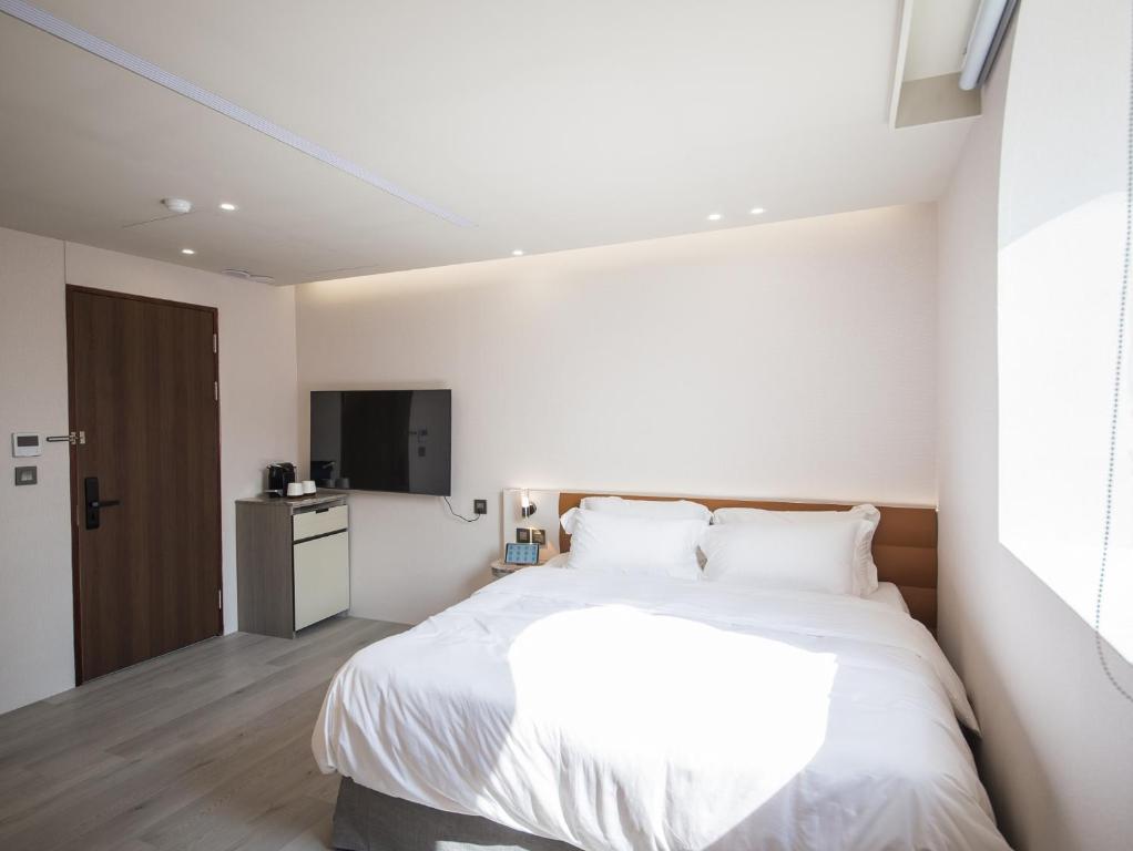 Postel nebo postele na pokoji v ubytování LIVIN Hotel