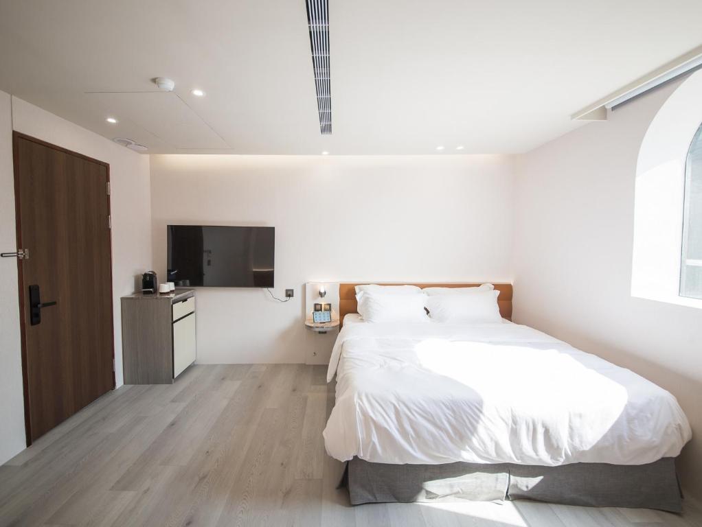 Postel nebo postele na pokoji v ubytování LIVIN Hotel