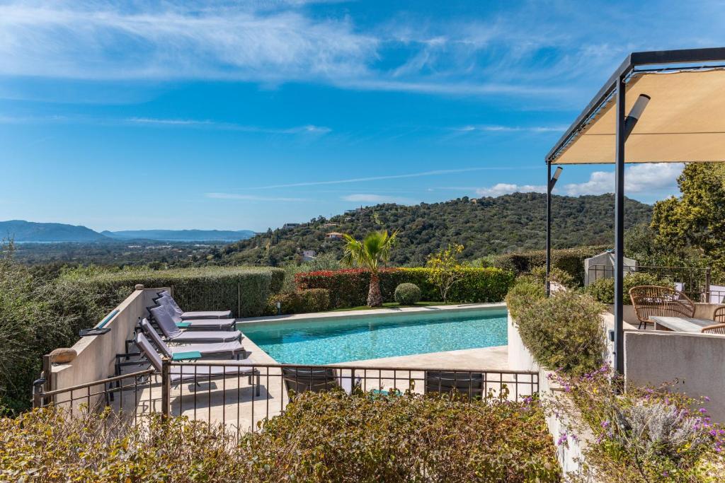 - une piscine dans une villa avec vue dans l'établissement Villa Dolce, à Sainte-Lucie de Porto-Vecchio