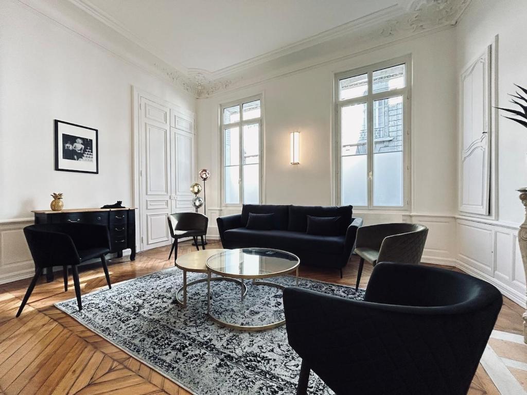 un salon avec un canapé, des chaises et une table dans l'établissement 3 Lenoir Grand T3 luxueux au centre-ville 4 pers, à Reims