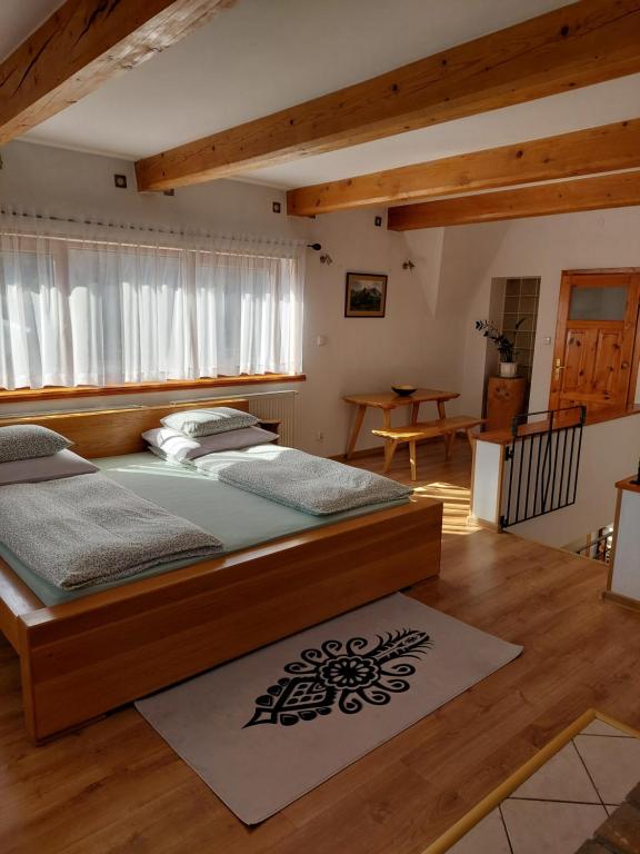 sypialnia z dużym łóżkiem w pokoju w obiekcie Apartament u Micka Poronin 5 km od Zakopanego w Poroninie