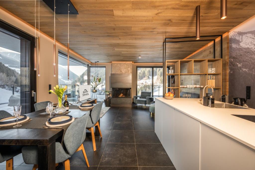 Kuchyňa alebo kuchynka v ubytovaní Alpine Penthouse in der Residenz Silvretta - Stunning & Luxurious, inclusive Silvretta Card Premium