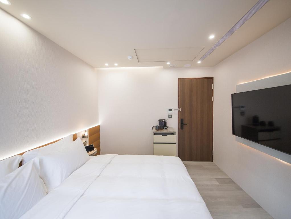 Postel nebo postele na pokoji v ubytování LIVIN Hotel