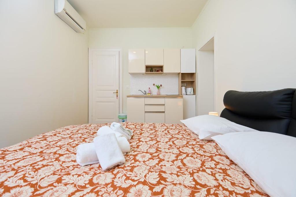 Postel nebo postele na pokoji v ubytování Spacious 4 Bedroom Dubrovnik Apartment