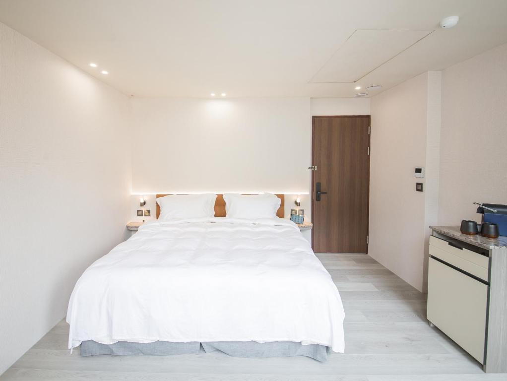 Postel nebo postele na pokoji v ubytování LIVIN Hotel