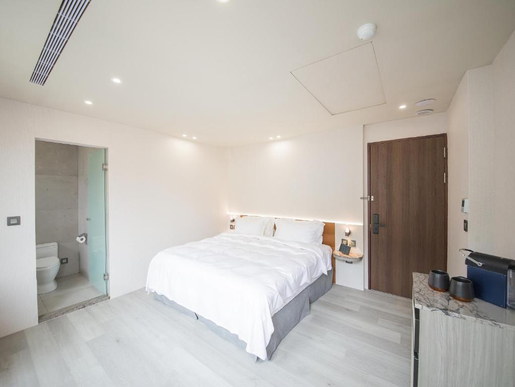 Postel nebo postele na pokoji v ubytování LIVIN Hotel