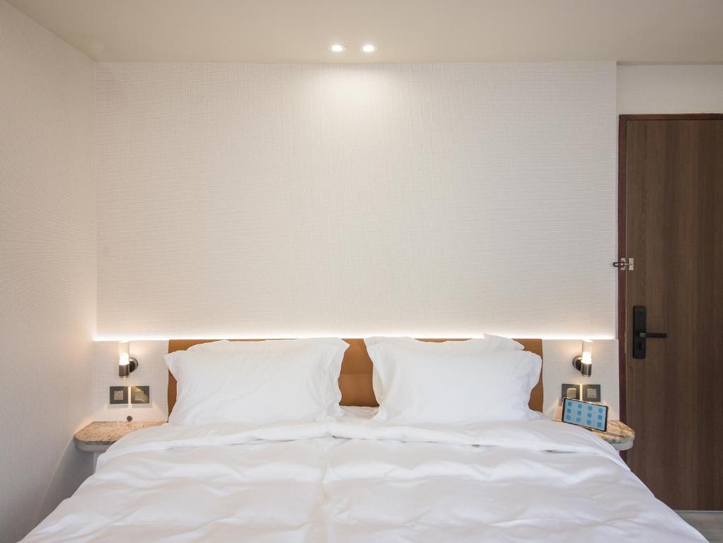 Postel nebo postele na pokoji v ubytování LIVIN Hotel