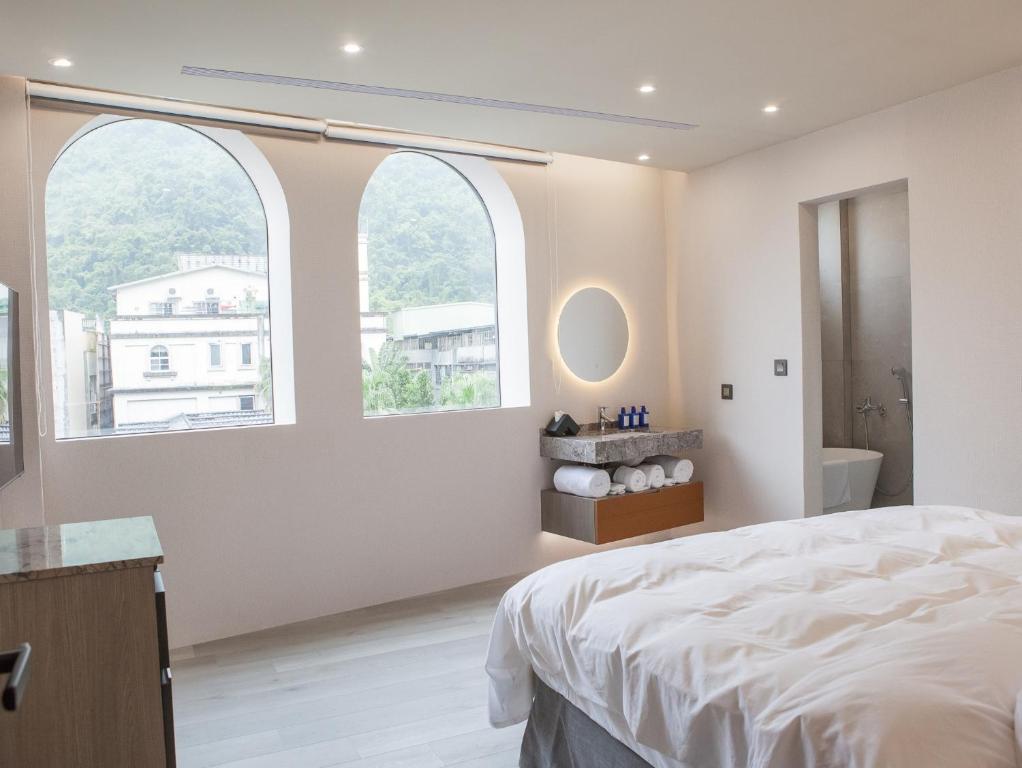 Postel nebo postele na pokoji v ubytování LIVIN Hotel