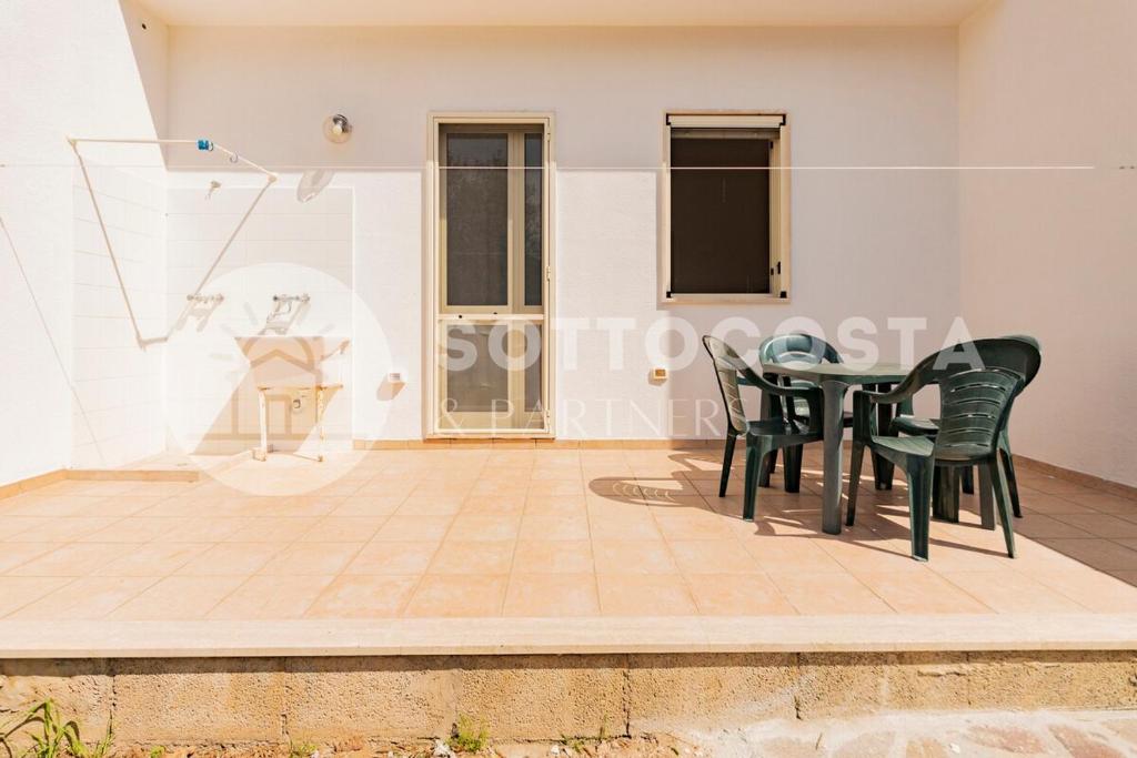 ein Esszimmer mit Tisch und Stühlen in der Unterkunft Coral Reef in Torre Specchia Ruggeri