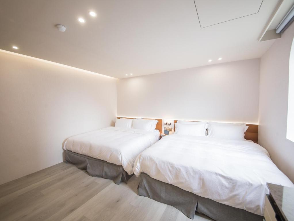 Postel nebo postele na pokoji v ubytování LIVIN Hotel